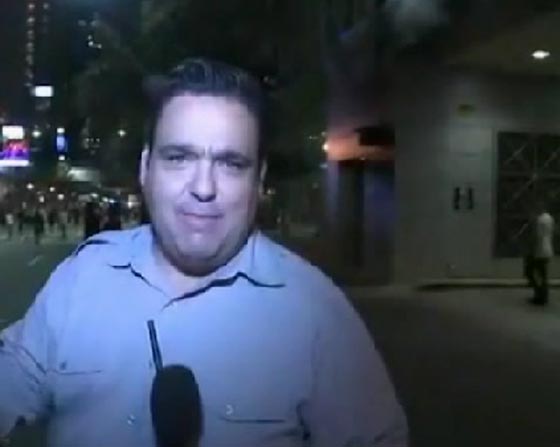 متظاهر امريكي يسقط مراسلا تلفزيزنيا ارضا في تشارلوت صورة رقم 2