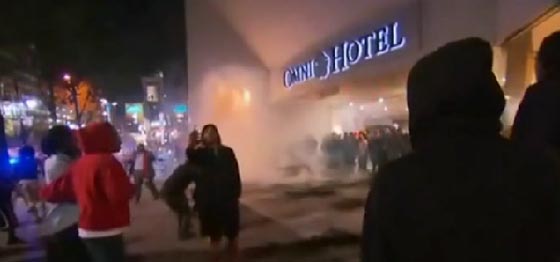 متظاهر امريكي يسقط مراسلا تلفزيزنيا ارضا في تشارلوت صورة رقم 1