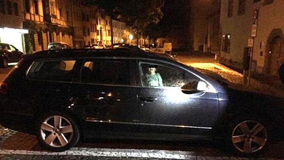 صورة صادمة.. ام تترك ابنها داخل سيارتها المغلقة وتذهب لاحتفال! صورة رقم 1 صورة صادمة.. ام تترك ابنها داخل سيارتها المغلقة وتذهب لاحتفال! صورة رقم 1