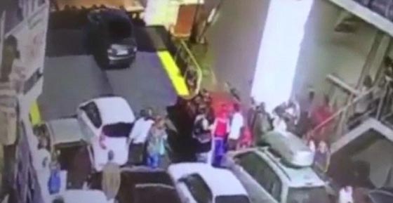 سائق متسرع يتسبب بسقوط سيارته من جسر الى البحر.. فيديو صورة رقم 1