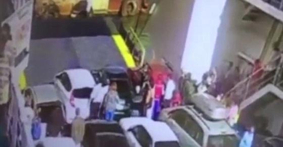 سائق متسرع يتسبب بسقوط سيارته من جسر الى البحر.. فيديو صورة رقم 2