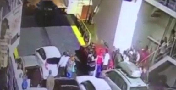 سائق متسرع يتسبب بسقوط سيارته من جسر الى البحر.. فيديو صورة رقم 3