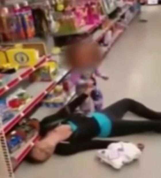 فيديو مؤثر.. موت امرأة امام طفلها في سوبر ماركت بسبب جرعة زائدة صورة رقم 1