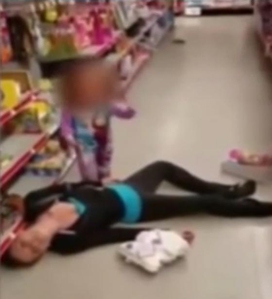 فيديو مؤثر.. موت امرأة امام طفلها في سوبر ماركت بسبب جرعة زائدة صورة رقم 2