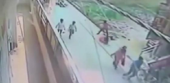  شاب يطعن حبيبته 22 مرة في الشارع ولا احد يتحرك لنجدتها!.. فيديو صورة رقم 2