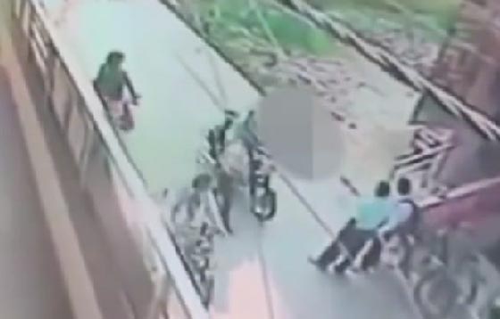  شاب يطعن حبيبته 22 مرة في الشارع ولا احد يتحرك لنجدتها!.. فيديو صورة رقم 3