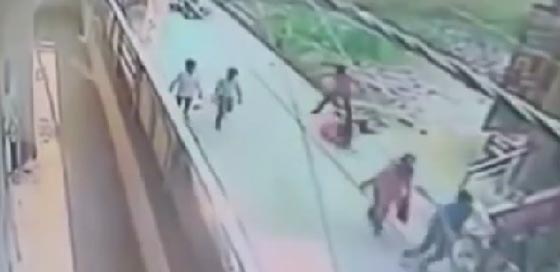  شاب يطعن حبيبته 22 مرة في الشارع ولا احد يتحرك لنجدتها!.. فيديو صورة رقم 4