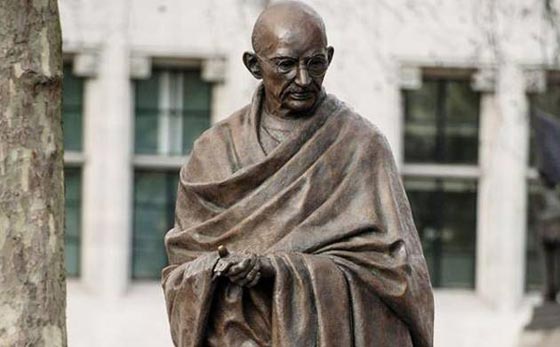 المطالبة بهدم تمثال الزعيم غاندي بادعاء انه كان عنصريا! صورة رقم 6