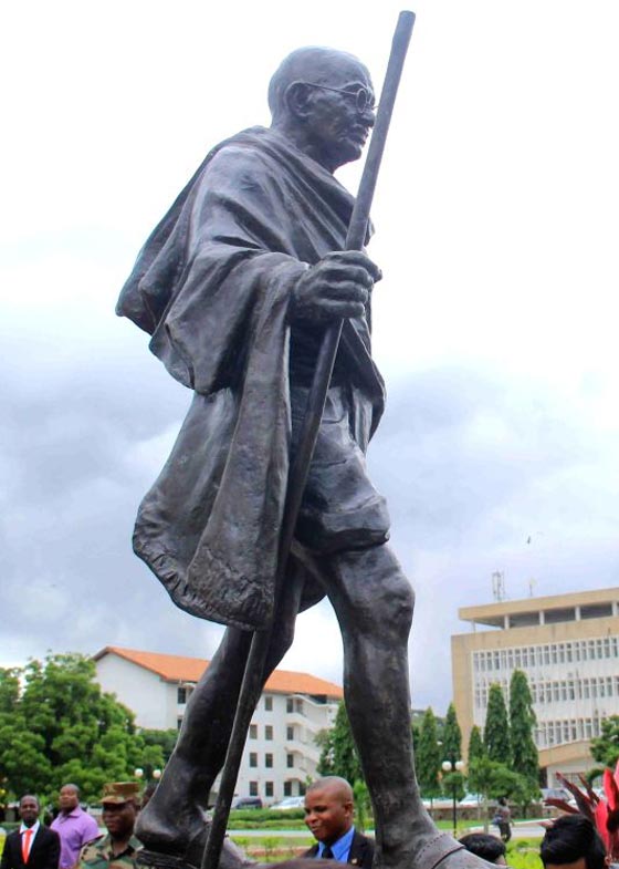 المطالبة بهدم تمثال الزعيم غاندي بادعاء انه كان عنصريا! صورة رقم 2