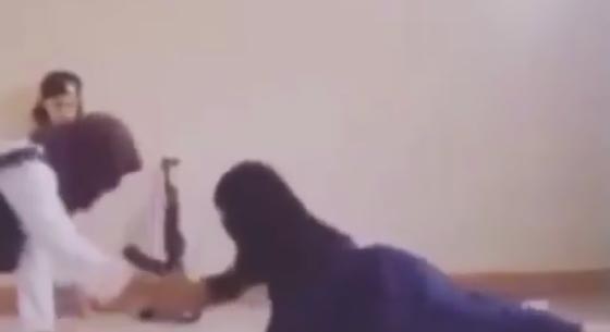 فيديو مروع.. داعشي يدرب ابنته الصغيرة على حمل السلاح والقتال صورة رقم 1