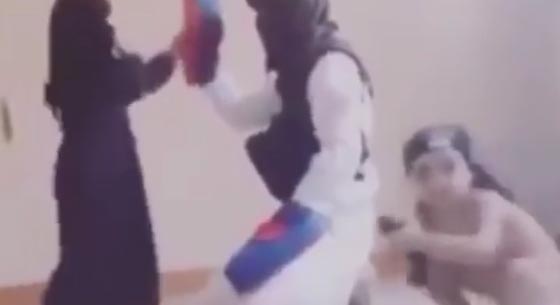 فيديو مروع.. داعشي يدرب ابنته الصغيرة على حمل السلاح والقتال صورة رقم 2