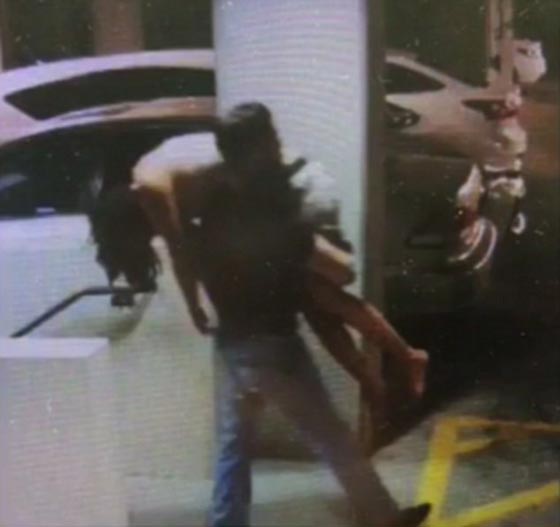 صورة صادمة.. مصارع سابق يحمل ضحيته مغمى عليها لاغتصابها صورة رقم 2