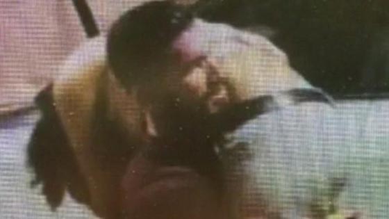 صورة صادمة.. مصارع سابق يحمل ضحيته مغمى عليها لاغتصابها صورة رقم 1