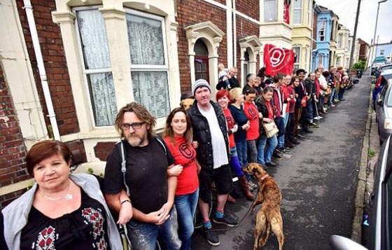 بريطانيون متحدون ضد طرد مسلمة مع اطفالها الخمسة من منزلهم صورة رقم 3