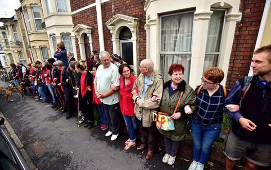 بريطانيون متحدون ضد طرد مسلمة مع اطفالها الخمسة من منزلهم صورة رقم 4