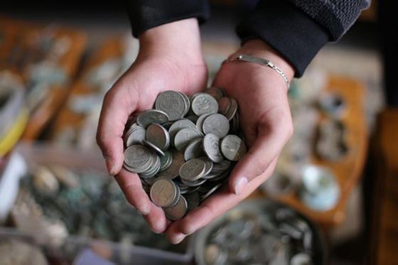 شاب غزي يمتلك كنزا من القطع الاثرية بعضها يعود الى قبل الميلاد صورة رقم 3 شاب غزي يمتلك كنزا من القطع الاثرية بعضها يعود الى قبل الميلاد صورة رقم 3