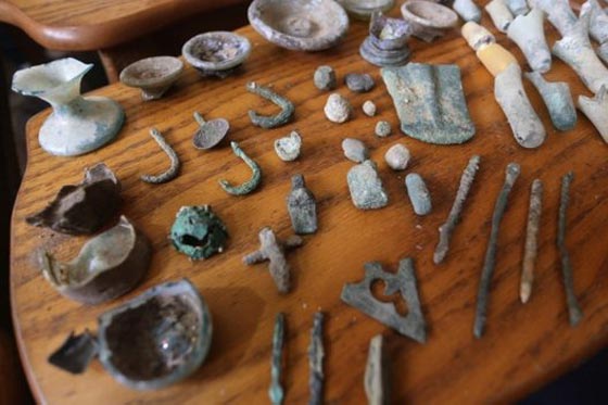 شاب غزي يمتلك كنزا من القطع الاثرية بعضها يعود الى قبل الميلاد صورة رقم 8 شاب غزي يمتلك كنزا من القطع الاثرية بعضها يعود الى قبل الميلاد صورة رقم 8