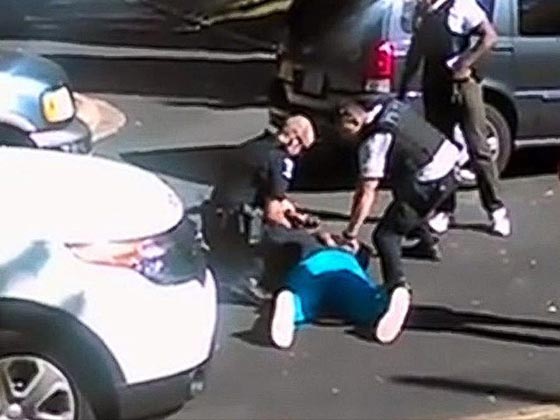 ضغوط على شرطة شارلوت.. هل كان القتيل يحمل مسدسا ام كتابا؟! صورة رقم 4 ضغوط على شرطة شارلوت.. هل كان القتيل يحمل مسدسا ام كتابا؟! صورة رقم 4