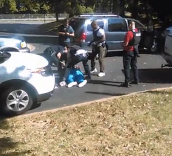 ضغوط على شرطة شارلوت.. هل كان القتيل يحمل مسدسا ام كتابا؟! صورة رقم 2 ضغوط على شرطة شارلوت.. هل كان القتيل يحمل مسدسا ام كتابا؟! صورة رقم 2