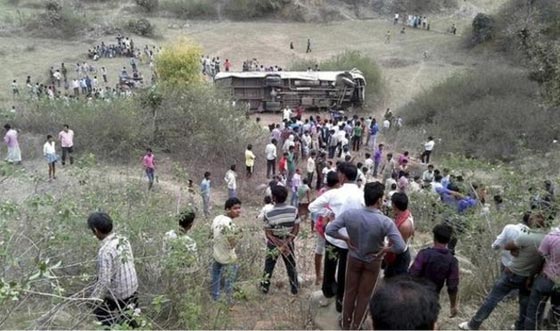  قتيلا في حادث سقوط حافلة في نهر سريع الجريان بكشمير صورة رقم 2