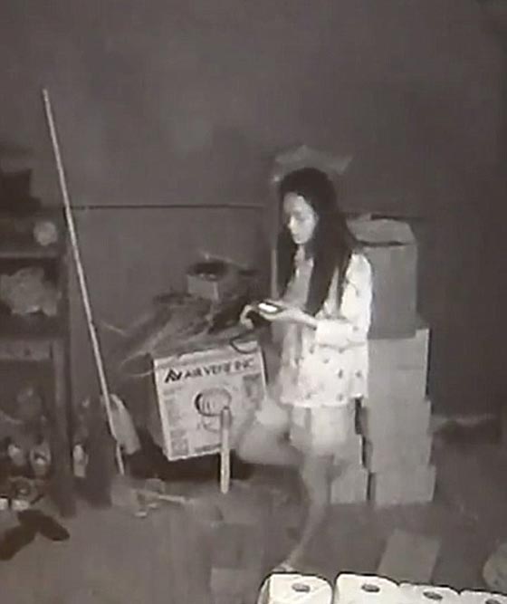 فيديو مثير.. امرأة تستجمع قواها وتواجه ثلاثة لصوص مسلحين بكل شجاعة صورة رقم 1 فيديو مثير.. امرأة تستجمع قواها وتواجه ثلاثة لصوص مسلحين بكل شجاعة صورة رقم 1