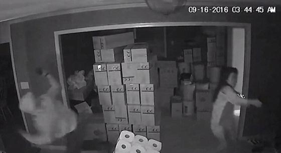 فيديو مثير.. امرأة تستجمع قواها وتواجه ثلاثة لصوص مسلحين بكل شجاعة صورة رقم 2 فيديو مثير.. امرأة تستجمع قواها وتواجه ثلاثة لصوص مسلحين بكل شجاعة صورة رقم 2