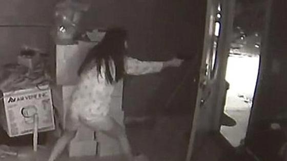 فيديو مثير.. امرأة تستجمع قواها وتواجه ثلاثة لصوص مسلحين بكل شجاعة صورة رقم 3 فيديو مثير.. امرأة تستجمع قواها وتواجه ثلاثة لصوص مسلحين بكل شجاعة صورة رقم 3