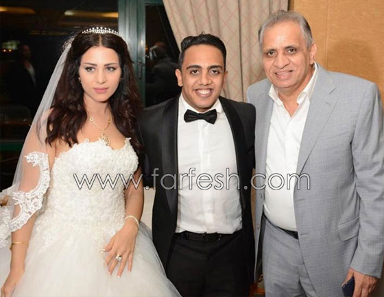انتقاد عروسة أوس أوس لأنها كئيبة وشقيقته تدافع عنها! صورة رقم 4