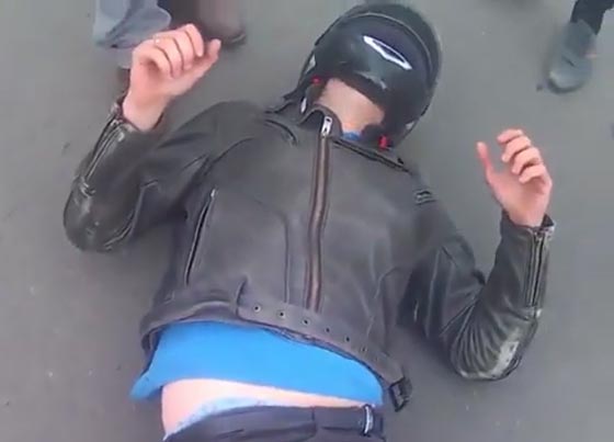 رجل يطير بعد اصطدامه بدراجة نارية صورة رقم 3