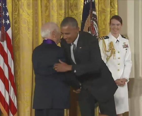  فيديو مضحك: فنان كوميدي يحاول تجريد أوباما من بنطلونه؟ صورة رقم 2