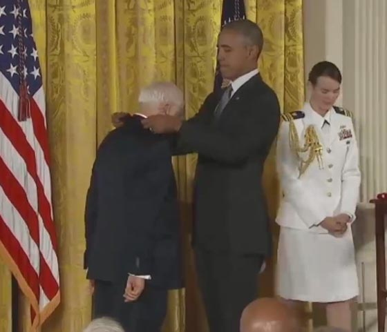  فيديو مضحك: فنان كوميدي يحاول تجريد أوباما من بنطلونه؟ صورة رقم 3