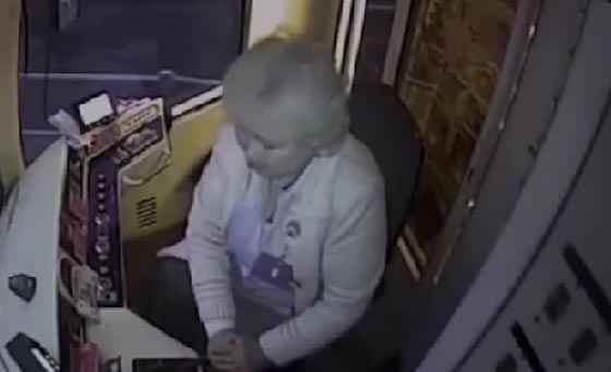 فيديو مثير.. حافلة ترام تدهس امرأة وهي منشغلة بهاتفها فتقتلها صورة رقم 1