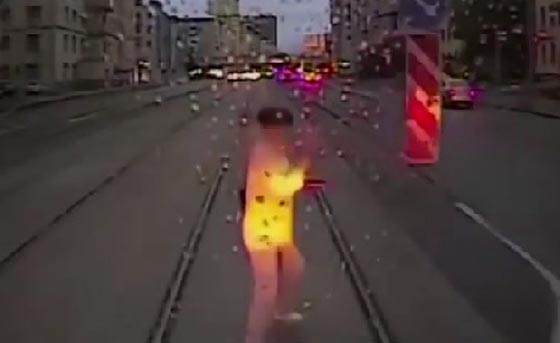 فيديو مثير.. حافلة ترام تدهس امرأة وهي منشغلة بهاتفها فتقتلها صورة رقم 2