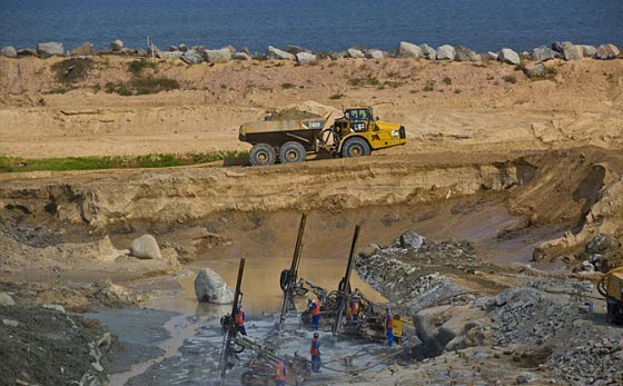 ثعبان عملاق يظهر لعمال برازيليين في احد الكهوف.. فيديو وصور صورة رقم 1