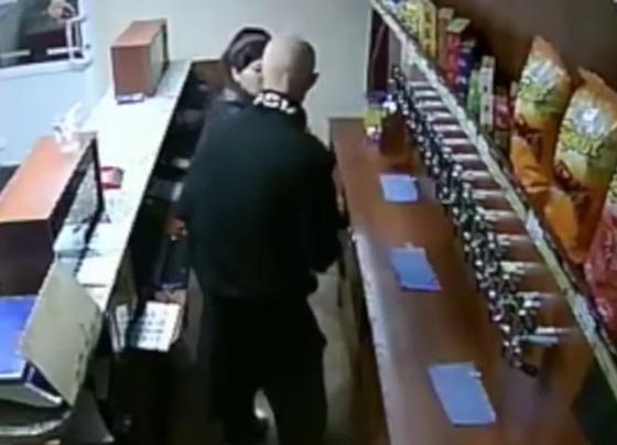 بائعة شجاعة تواجه لصا مسلحا ببندقية آلية وترده خائبا.. فيديو صورة رقم 1