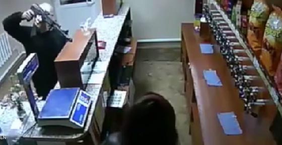 بائعة شجاعة تواجه لصا مسلحا ببندقية آلية وترده خائبا.. فيديو صورة رقم 2