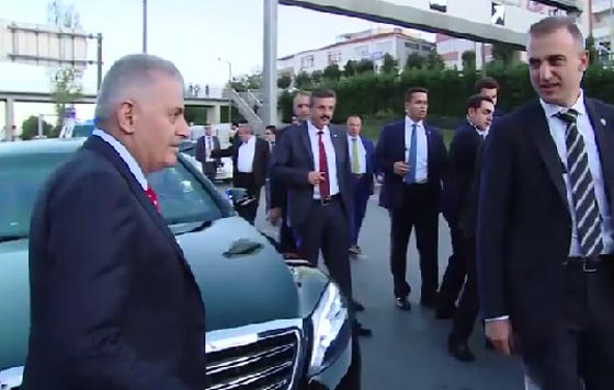 رئيس الوزراء التركي يوقف موكبه ليصافح عروس ويهنئها بالزفاف صورة رقم 6