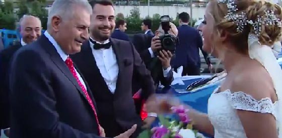 رئيس الوزراء التركي يوقف موكبه ليصافح عروس ويهنئها بالزفاف صورة رقم 2