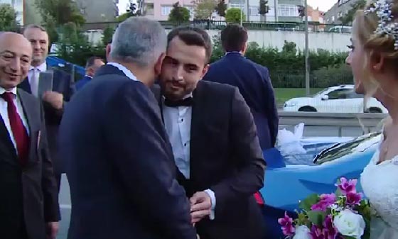 رئيس الوزراء التركي يوقف موكبه ليصافح عروس ويهنئها بالزفاف صورة رقم 3