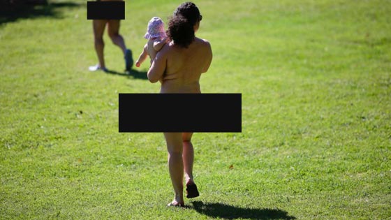 بلدية باريس توافق على تخصيص مكان لمن يرغون بالتجرد من ملابسهم صورة رقم 2