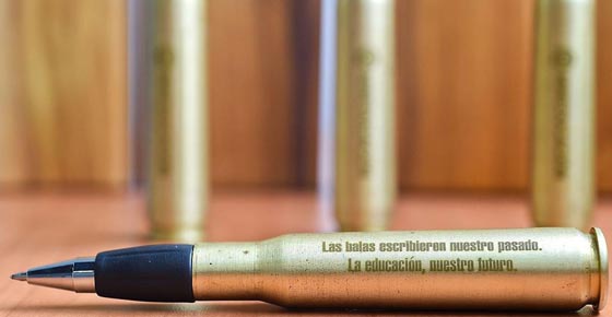 قلم من رصاصة ينهي حربا دامت 50 عاما وحصدت ارواح ربع مليون صورة رقم 4 قلم من رصاصة ينهي حربا دامت 50 عاما وحصدت ارواح ربع مليون صورة رقم 4