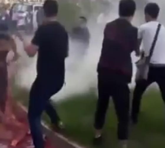 مزحة ثقيلة من الاصدقاء كادت تودي بحياة عريس.. فيديو صورة رقم 2 مزحة ثقيلة من الاصدقاء كادت تودي بحياة عريس.. فيديو صورة رقم 2