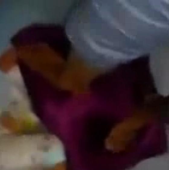 احذروا الخادمات! فيديو مؤلم خادمة (تخنق) طفلة بالوقوف على وجهها صورة رقم 1 احذروا الخادمات! فيديو مؤلم خادمة (تخنق) طفلة بالوقوف على وجهها صورة رقم 1