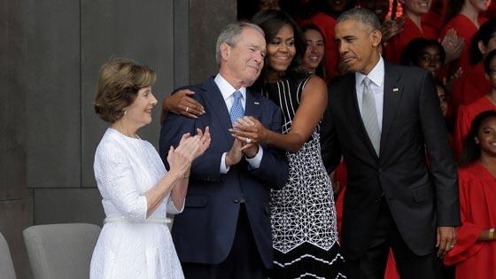 الصحف الامريكية تجتهد في تفسير العناق الدافئ بين ميشال اوباما وبوش صورة رقم 1