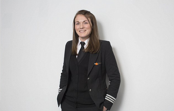 هذه اصغر قائدة طيران تجاري في العالم على الاطلاق وعمرها 26 عاما صورة رقم 1