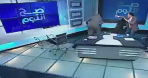 فيديو صادم: تضارب بالأحذية بين مفتي أستراليا والمحامي نبيه الوحش! صورة رقم 2 فيديو صادم: تضارب بالأحذية بين مفتي أستراليا والمحامي نبيه الوحش! صورة رقم 2