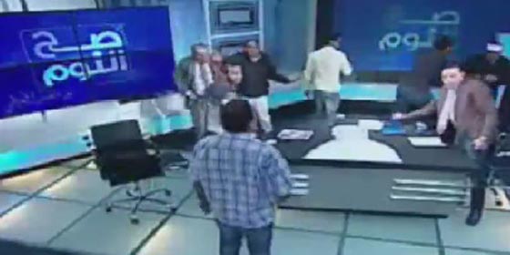 فيديو صادم: تضارب بالأحذية بين مفتي أستراليا والمحامي نبيه الوحش! صورة رقم 4 فيديو صادم: تضارب بالأحذية بين مفتي أستراليا والمحامي نبيه الوحش! صورة رقم 4