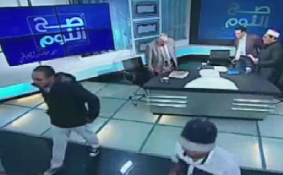 فيديو صادم: تضارب بالأحذية بين مفتي أستراليا والمحامي نبيه الوحش! صورة رقم 5 فيديو صادم: تضارب بالأحذية بين مفتي أستراليا والمحامي نبيه الوحش! صورة رقم 5