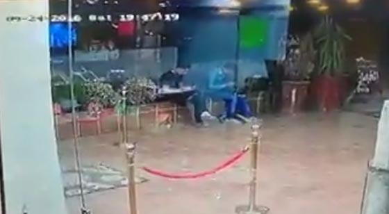 فيديو مثير.. نجاة اردنيين باعجوبة من حادث اقتحام سيارة محل تجاري صورة رقم 1 فيديو مثير.. نجاة اردنيين باعجوبة من حادث اقتحام سيارة محل تجاري صورة رقم 1