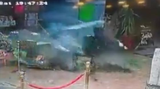 فيديو مثير.. نجاة اردنيين باعجوبة من حادث اقتحام سيارة محل تجاري صورة رقم 2 فيديو مثير.. نجاة اردنيين باعجوبة من حادث اقتحام سيارة محل تجاري صورة رقم 2